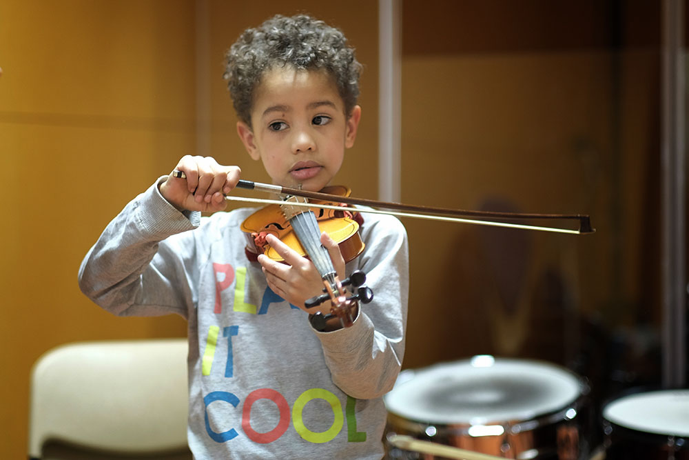 Kleiner Junge mit Geige