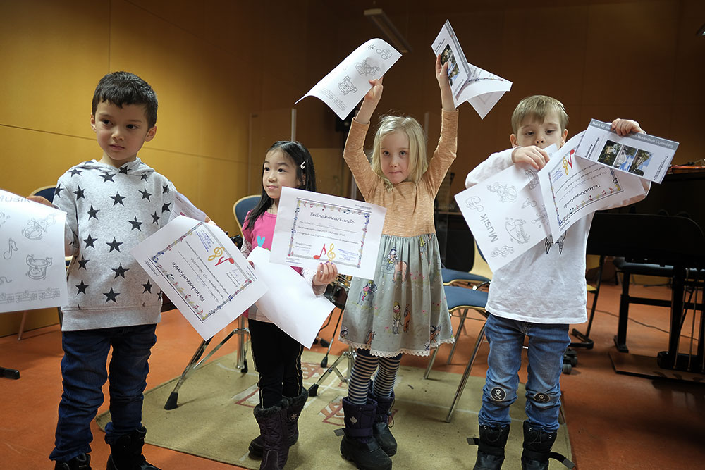 Kinder bekommen ihre Urkunden über das Instrumentenkarussell