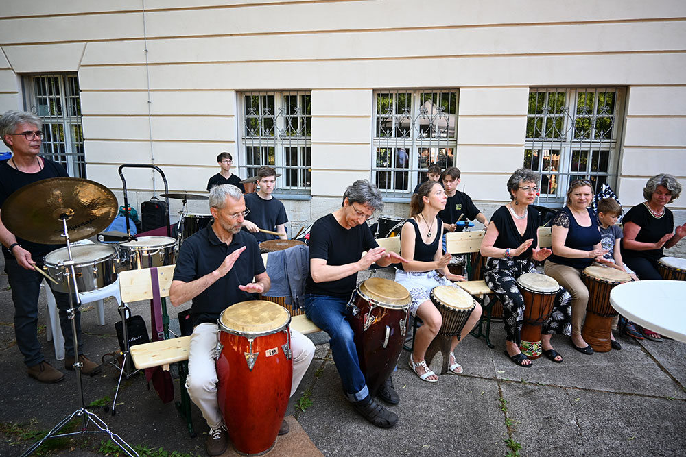 Im Hof spielt das Percussionensemble mit Djemben, Pauken und Schlagzeug.
