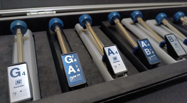 Tone Chimes liegen nebeneinander sortiert in einem Koffer